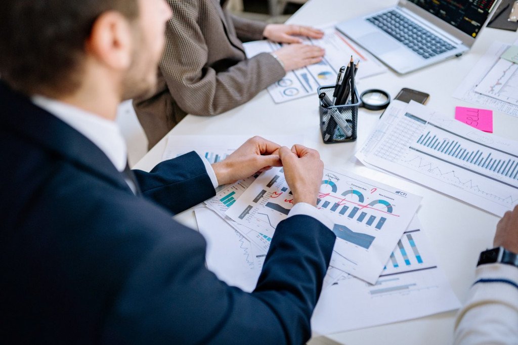 Equipo de Auditaclia analizando datos de negocio
